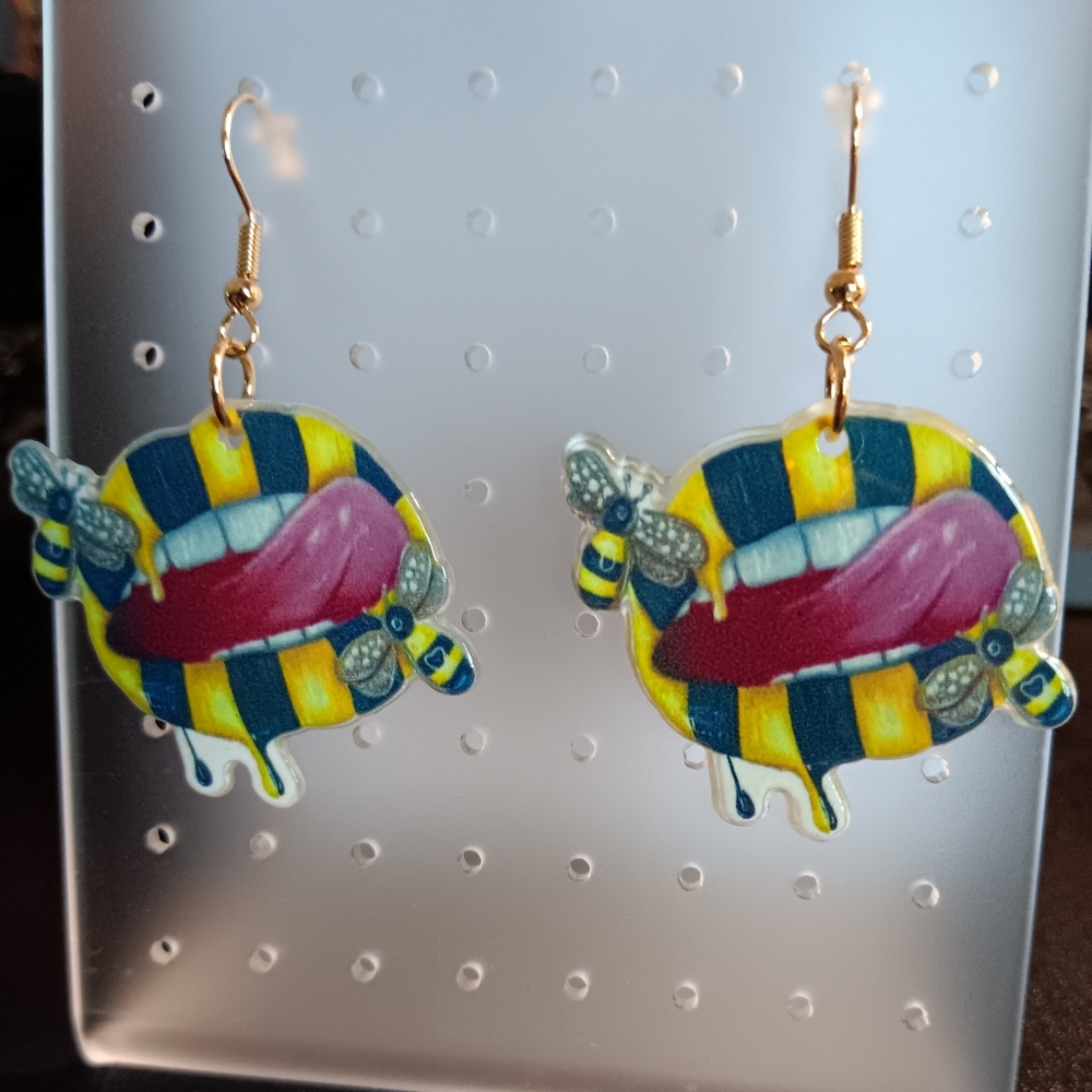 Lip Earrings w Bee Accents (NWOT) - Picture 1 of 2